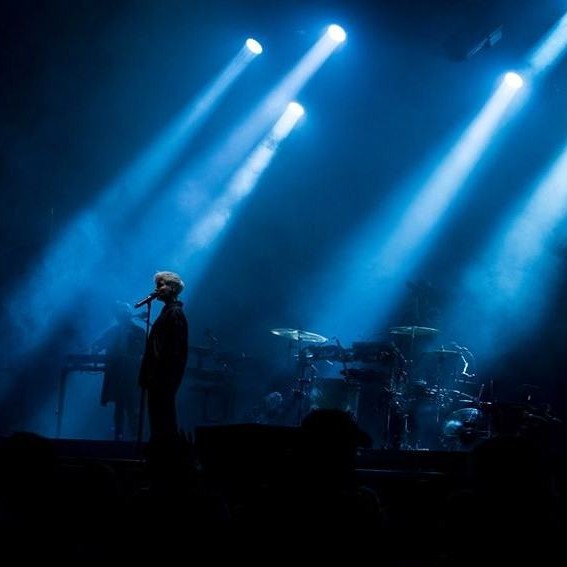 Concert en intérieur avec projecteurs asservis spot
