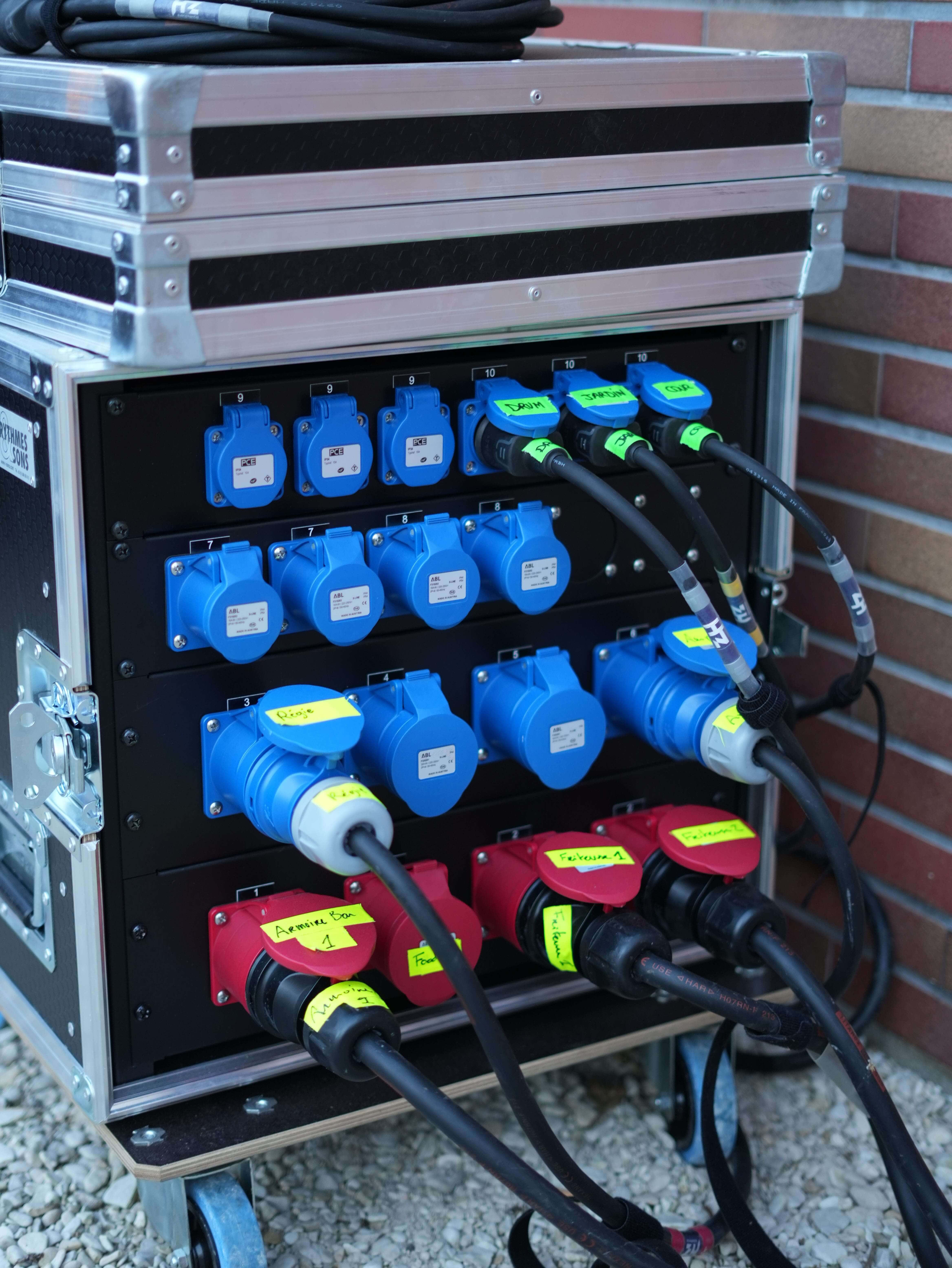 Armoire électrique avec identifications des sorties à destination du matériel technique pour un concert.