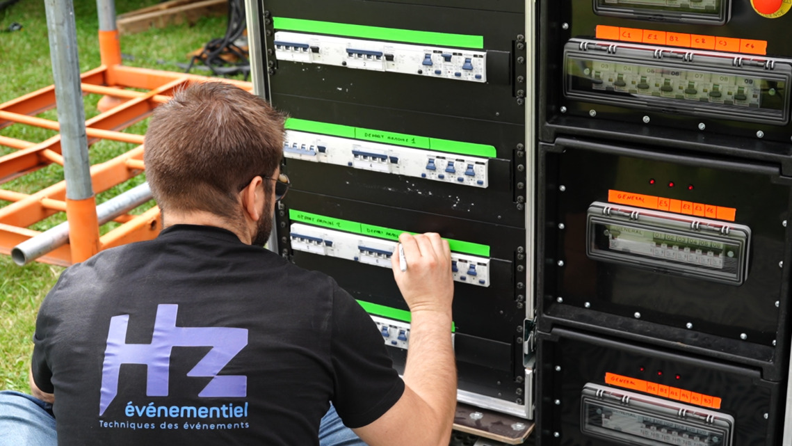 Identification des arrivées électriques sur une armoire pour fournir un festival dans le Grand-Est.