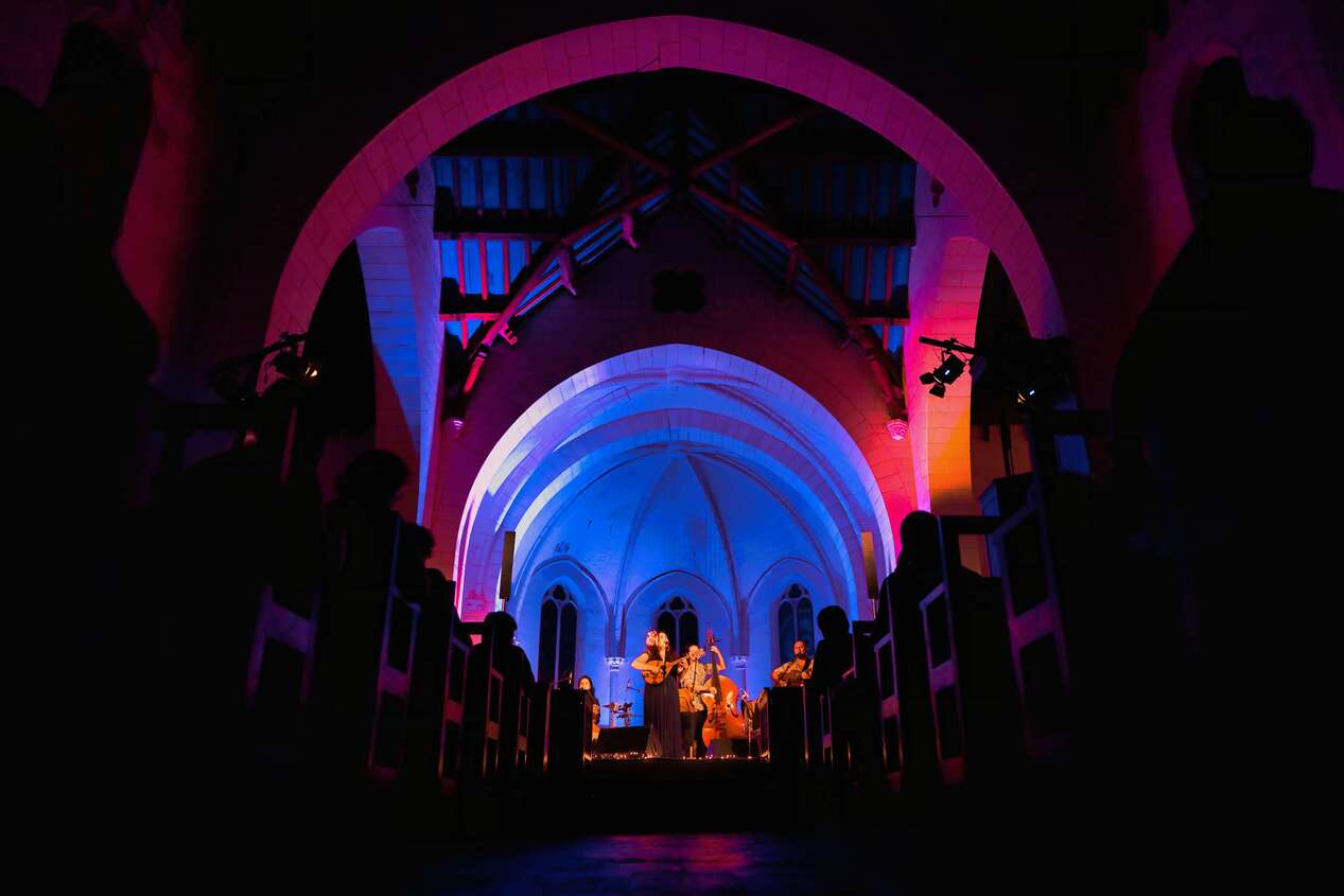 Eclairage architectural d'une église dans le cadre d'un concert.