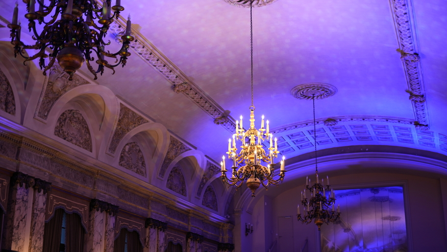 Mise en valeur de l'architecture de la salle des fêtes de la mairie de Troyes avec des gobos.