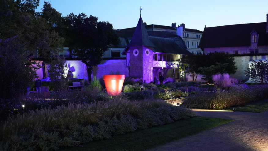 Eclairage de nuit du jardin et des oeuvres du Musée d'Art Moderne à Troyes pour son inauguration.