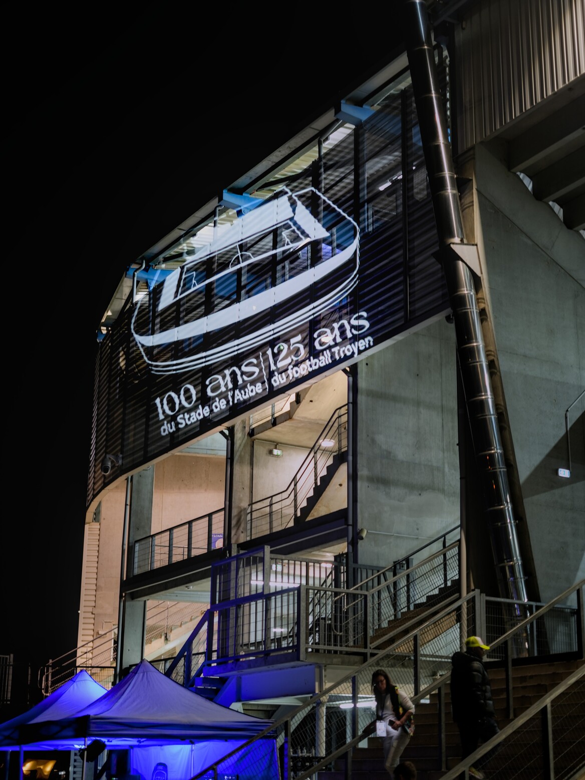 Gobo personnalisé pour l'ESTAC projeté grâce à une Diablo de chez Ayrton sur le Stade de l'Aube.