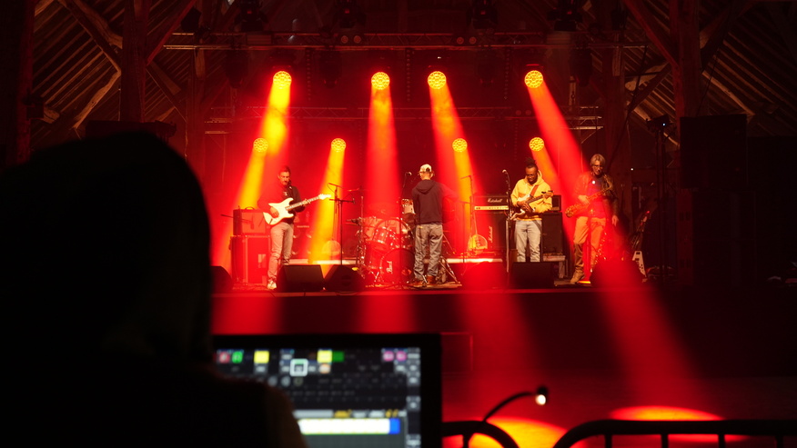 Préparation d'un show lumière pour un concert aux Riceys avec un pupitre GrandMA3 Light.