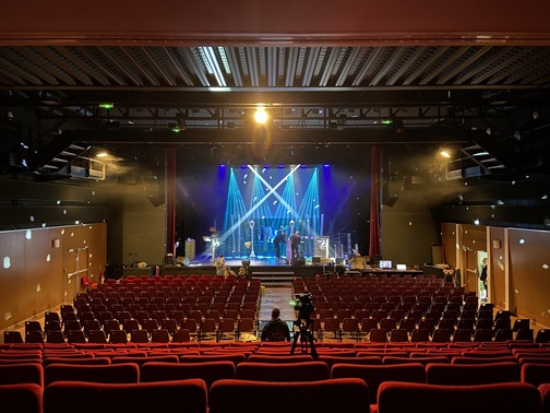 Mise en place d'un tableau lumière pour le spectacle d'une association dans un théâtre du Grand-Est.
