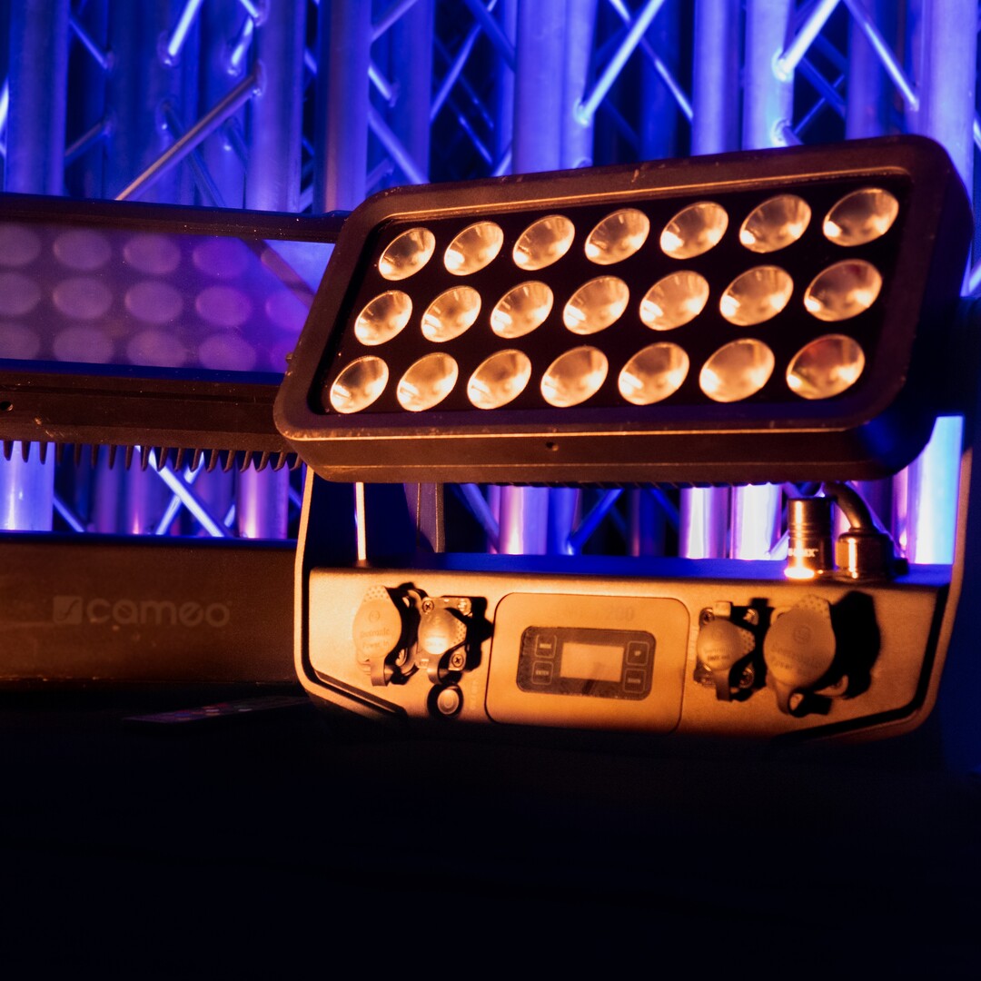 Détails de projecteurs sur batterie Cameo ZENIT B200 avec fond coloré.