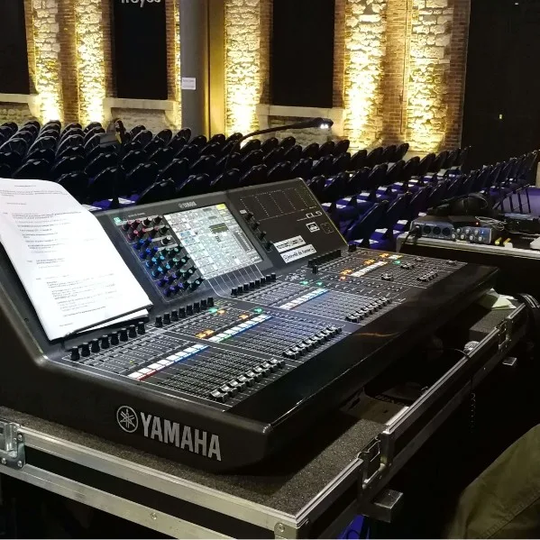 Régie technique avec console de mixage yamaha CL5 à l'espace Argence de Troyes.