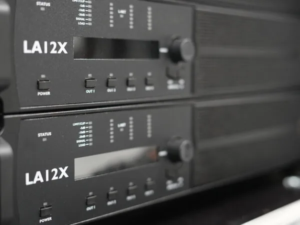 Détails de deux amplificateurs L-Acoustics LA12X.