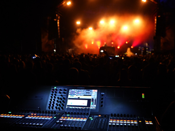 Console son numérique Yamaha CL5 utilisée lors d'un festival dans l'Aube.