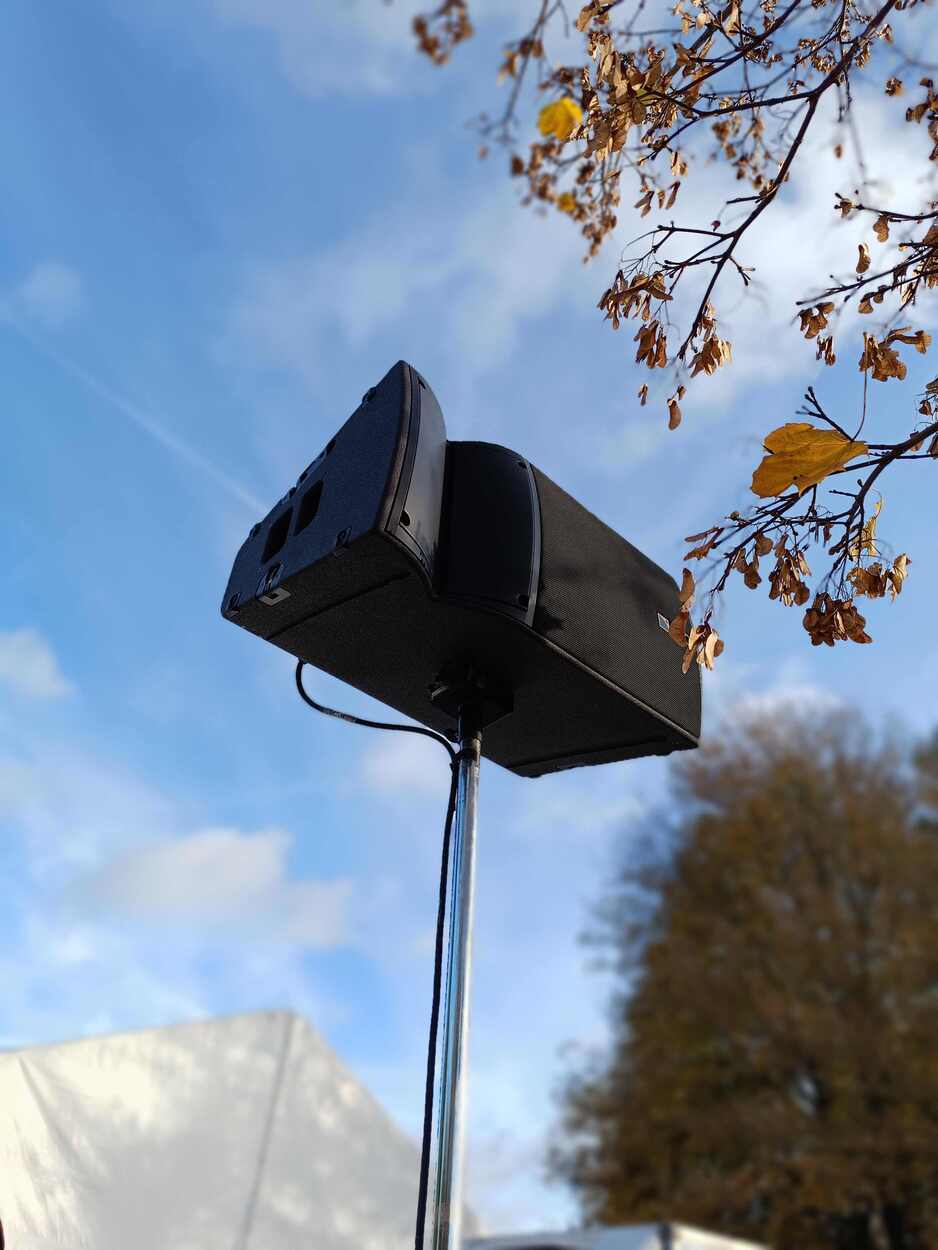 Enceinte L-Acoustics A15 pour la sonorisation d'un complexe sportif pour une course de vélos.