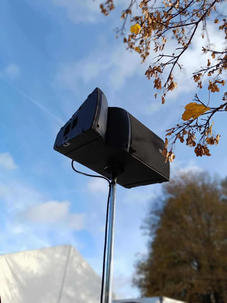 Enceinte L-Acoustics A15 pour la sonorisation d'un complexe sportif pour une course de vélos.