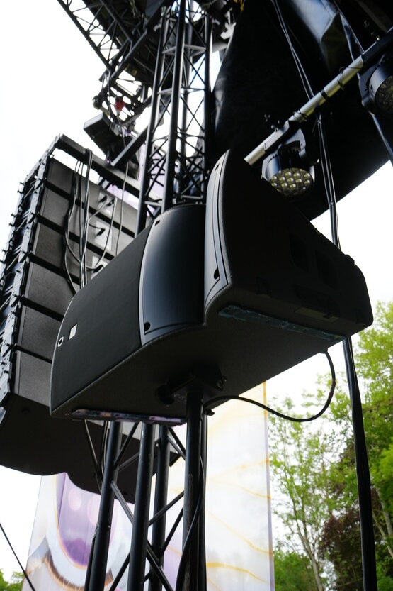 Enceinte L-Acoustics A15 sur pied utilisée comme side lors d'un festival à Aix-en-Othe.