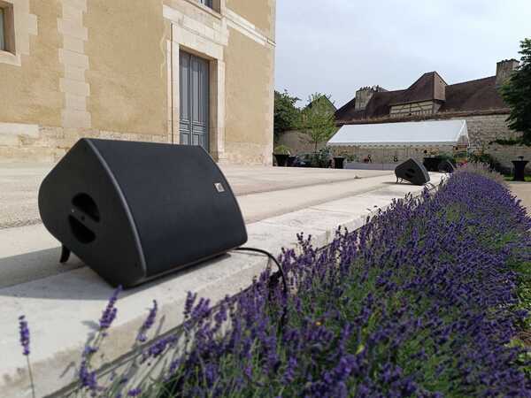 Enceinte L-Acoustics X12 pour une prestation technique dans le jardin d'un musée dans le Grand-Est.