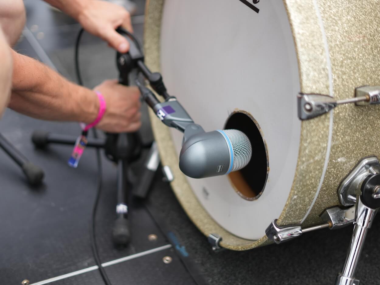 Microphone de grosse caisse Shure Beta 52a en pleine installation.