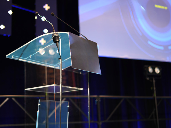 Pupitre en plexiglass et micros col de cygne pour une cérémonie dans l'Aube.