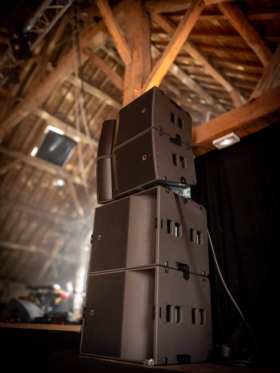 Stack L-Acoustics A15 et KS21 pour la diffusion d'un concert de punk rock en intérieur aux Riceys.