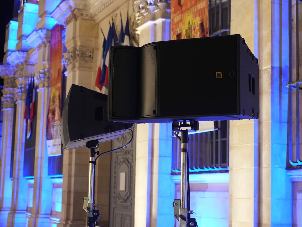 Enceintes L-Acoustics A15 sur pied à crémaillère lors d'un événement dans la mairie de Troyes.