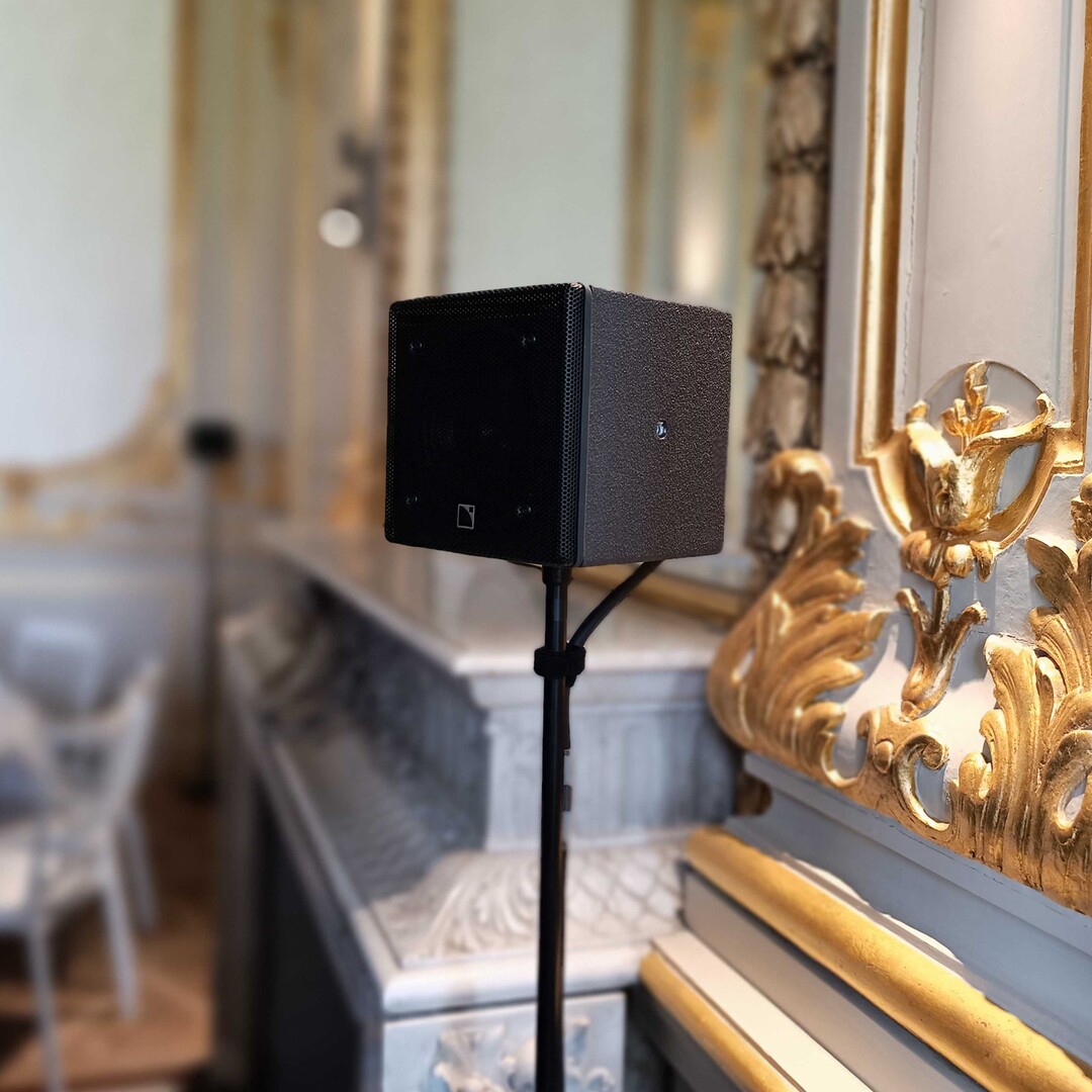 Enceinte 5" L-Acoustics 5XT sur pied s'intégrant dans un environnement élégant.