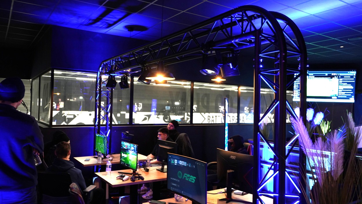 Arche en structure noire élégante avec projecteurs sur batterie pour rencontre d'e-sport.