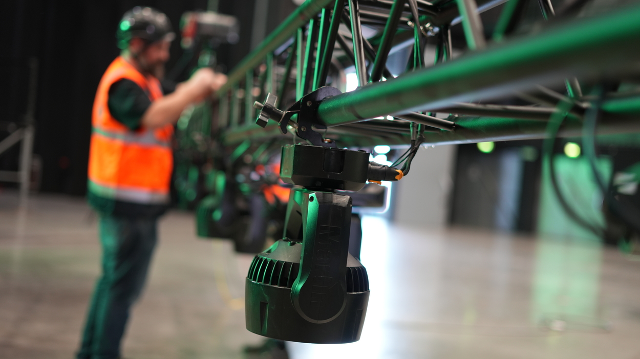 Détails d'une structure noire utilisée comme pont lumière avec installation de projecteurs.