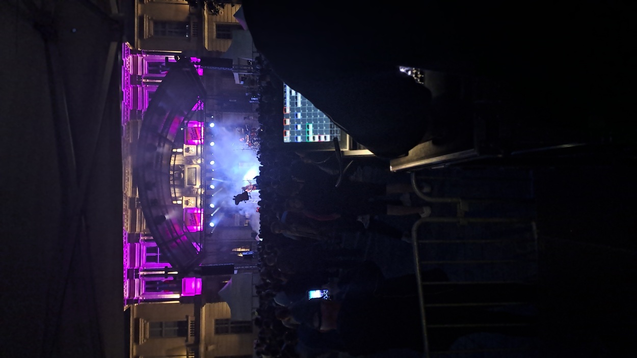 Couverture de scène dôme avec rigg et prestation lumière pour un concert dans le Grand-Est.