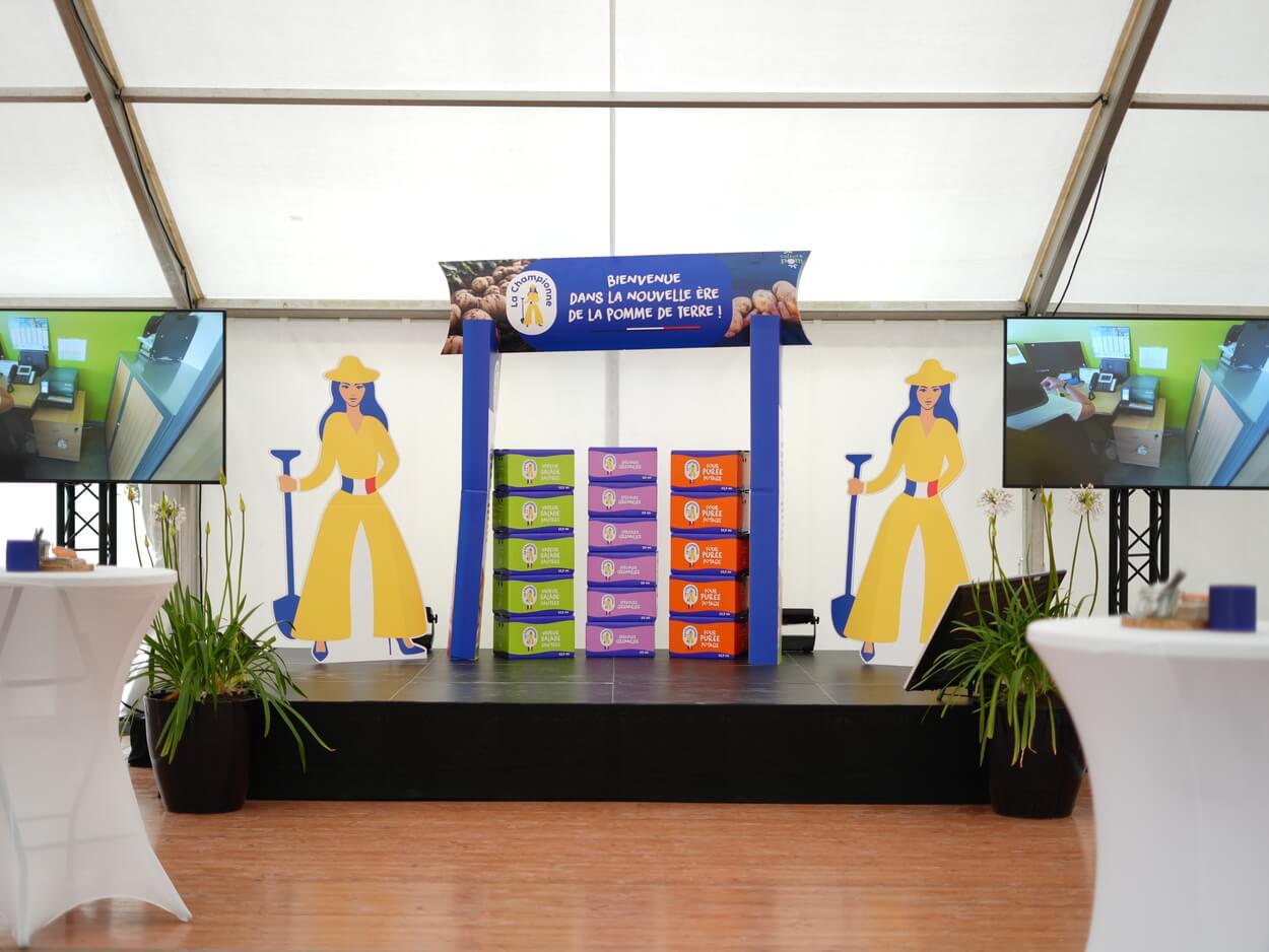 Podium avec jupe de scène pour le discours d'une soirée d'entreprise.