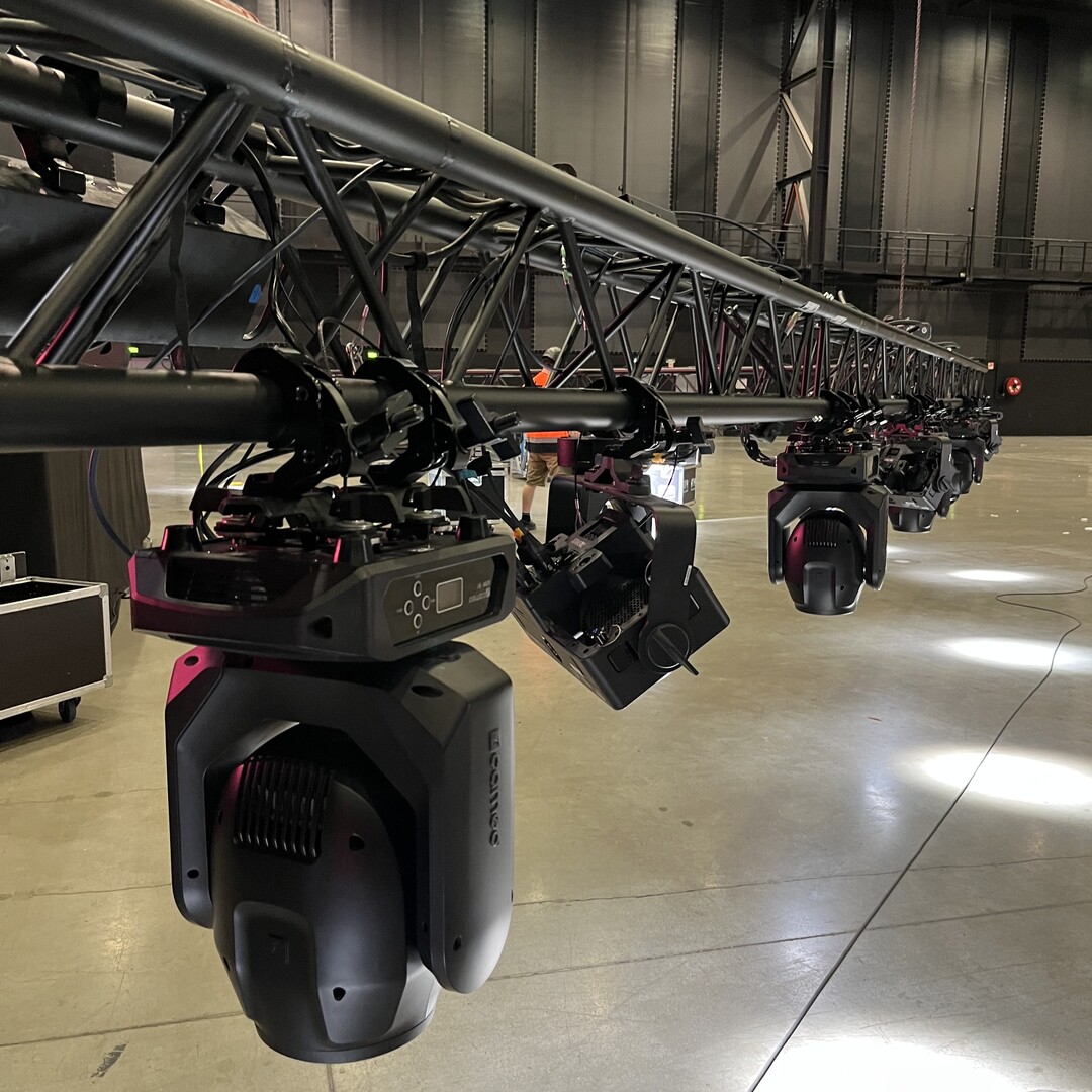 Pont lumière en structure noire avec projecteurs asservis pour rigg.