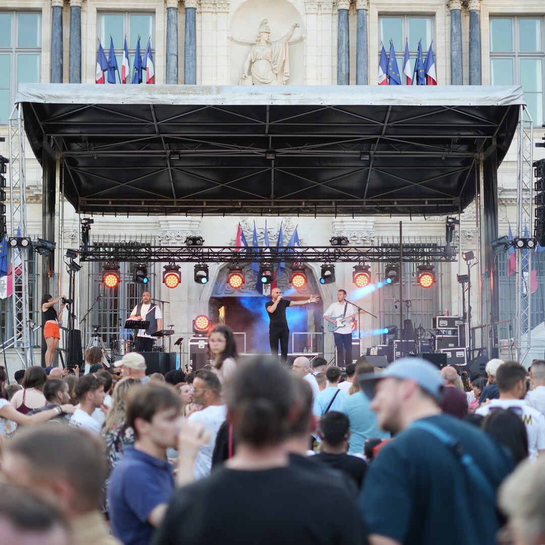 Scène mobile avec prestation son et lumière pour un concert en extérieur dans l'Aube.