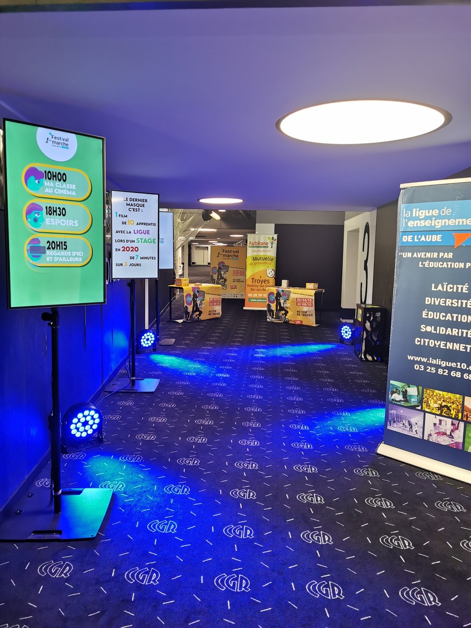 Mise en place d'écran type panneau d'affichage pour un festival de cinéma à Troyes.