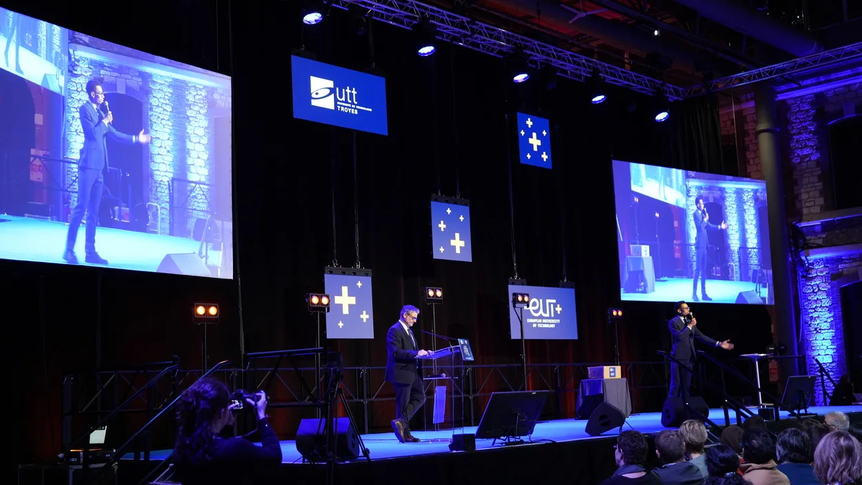 Scénographie avec videoprojecteurs et écrans LED originaux pour retransmission en direct.