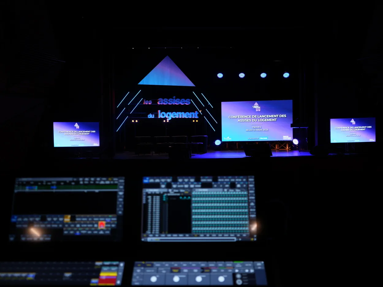 Prestation technique vidéo, lumière et décor sur-mesure pour une conférence dans un théâtre.