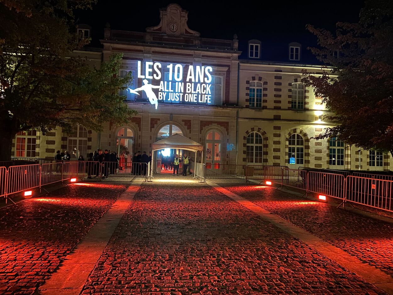 Vidéoprojection du logo d'un événement sur la façade d'un bâtiment à Troyes.