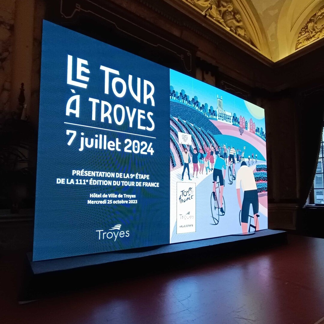 Ecran LED géant pour une conférence sur le Tour de France.