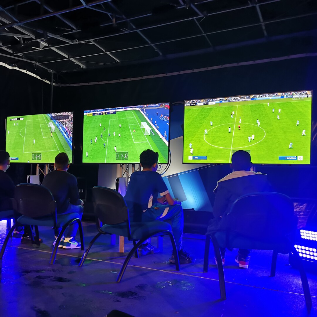 Moniteur 75" haute luminosité sur totem en structure pour une réception professionnelle.