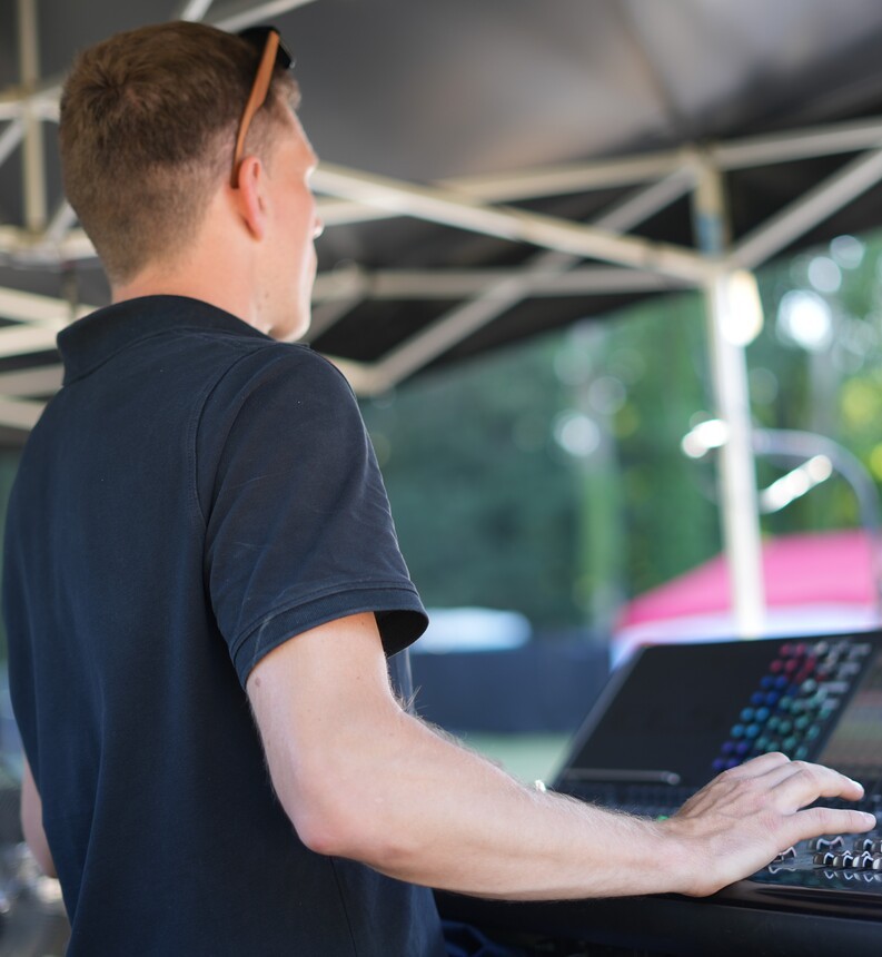 Ingé son en train d'utiliser une console Yamaha CL5 pour un festival dans l'Aube.