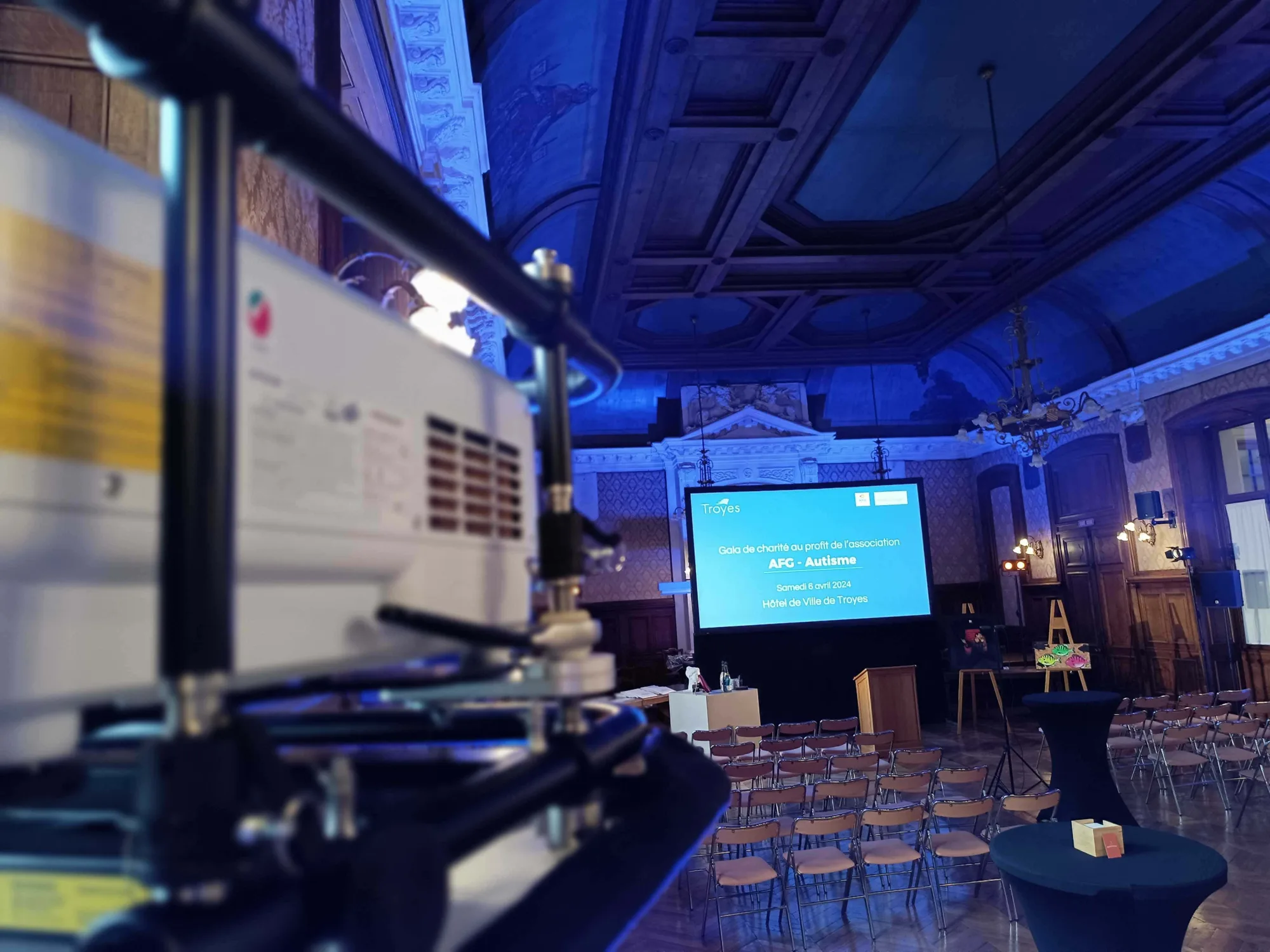 Vid&eacute;oprojecteur install&eacute; &agrave; l'occasion d'une vente aux ench&egrave;res caritative &agrave; Troyes