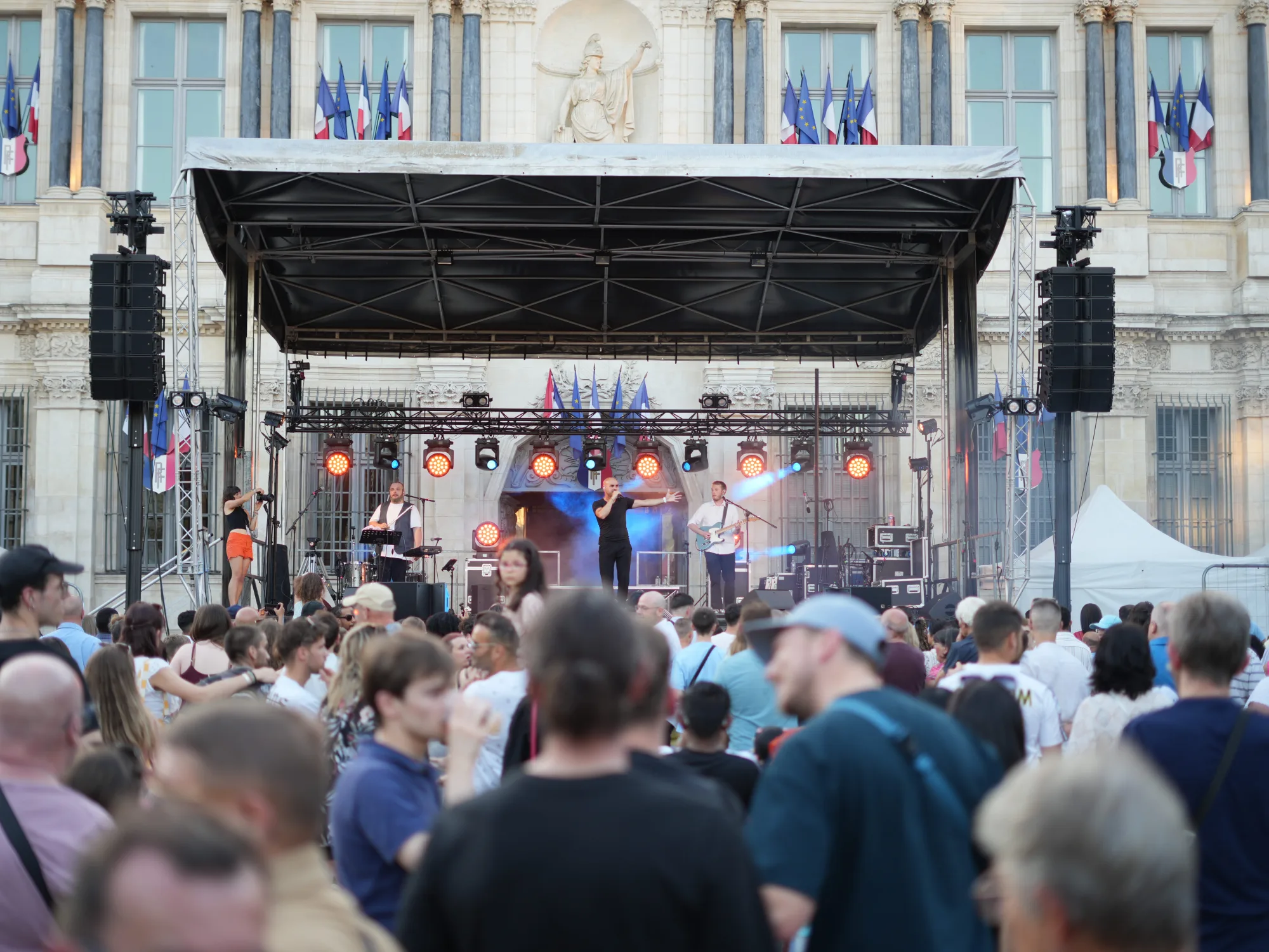 Sc&egrave;ne &agrave; toit plat pour la f&ecirc;te de la musique de Troyes