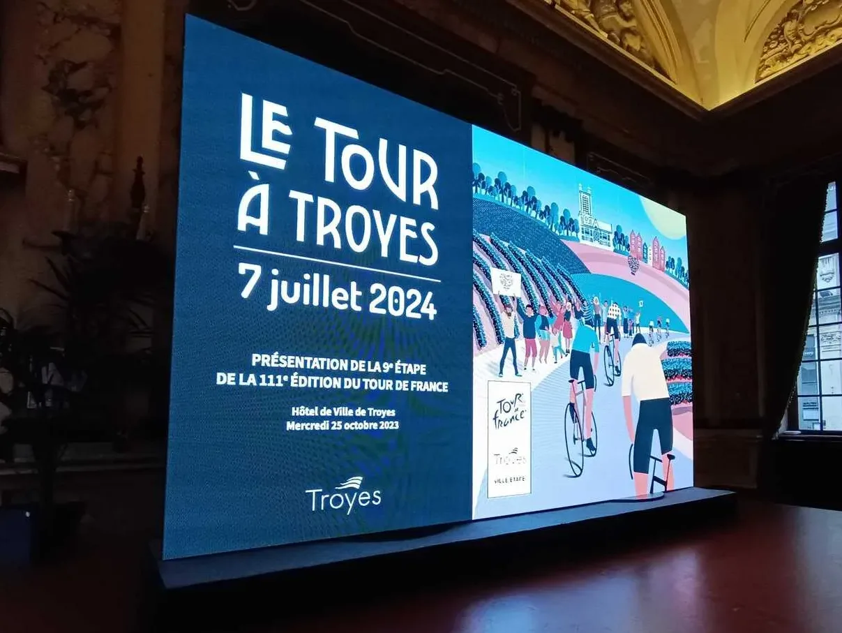 Ecran LED install&eacute; pour une conf&eacute;rence dans la Mairie de Troyes