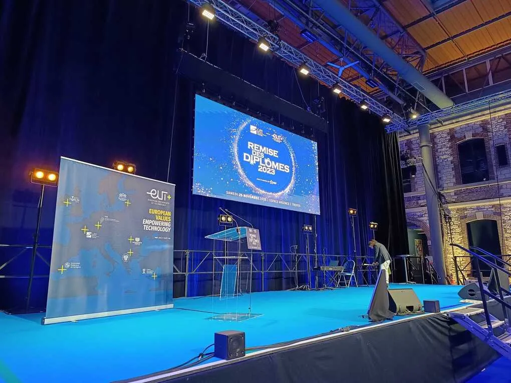 Ecran géant LED sur scène à l'occasion d'une remise de diplômes à Troyes